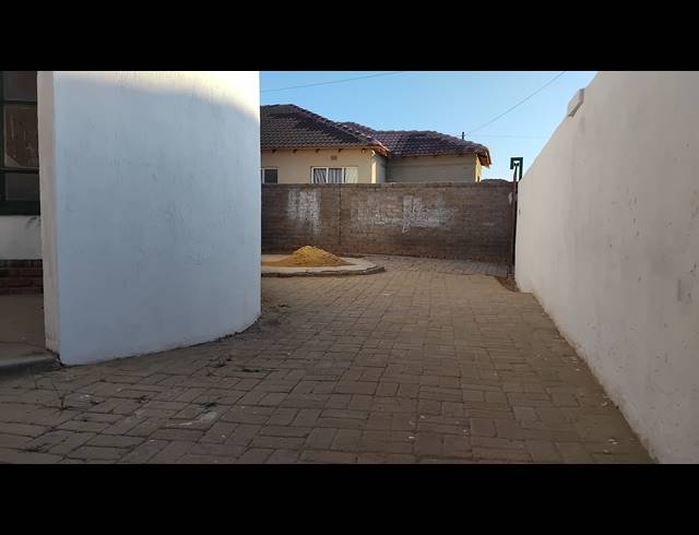 2 BEDROOM FREEHOLD FOR SALE IN KAGISO